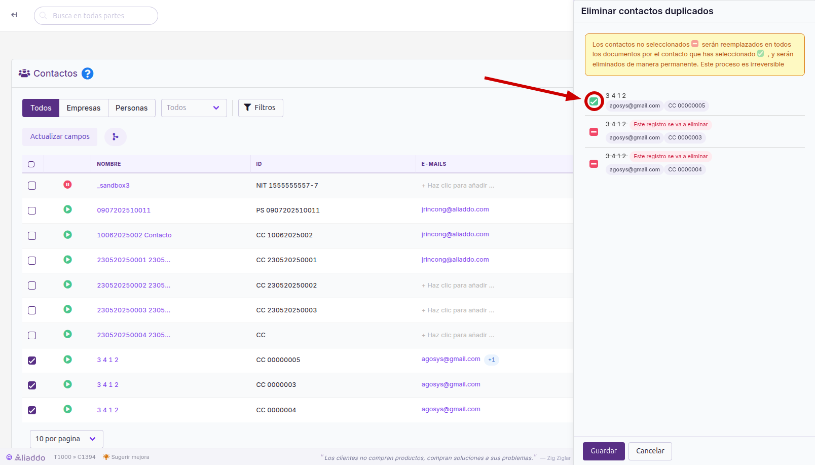 Panel Eliminar contactos duplicados con un contacto marcado para conservar